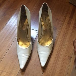 White high heel pumps